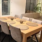 Kulta Villa, Keskellae Vuokattia Sisaeltyy Sauna, Ilmainen Pysaekoeinti, Wi-fi, 65smarttv, Oma Pieni Piha Alue, Sopii Perheille Holiday home *