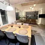 Дом отдыха Kulta Villa, Keskellae Vuokattia Sisaeltyy Sauna, Ilmainen Pysaekoeinti, Wi-fi, 65smarttv, Oma Pieni Piha Alue, Sopii Perheille Вуокатти