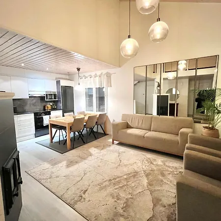 Kulta Villa, Keskellae Vuokattia Sisaeltyy Sauna, Ilmainen Pysaekoeinti, Wi-fi, 65smarttv, Oma Pieni Piha Alue, Sopii Perheille 펜션 부오카티