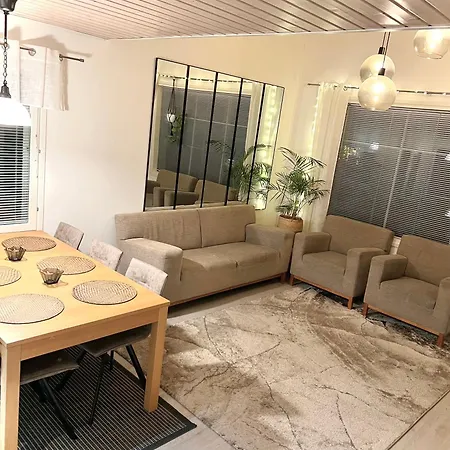 Kulta Villa, Keskellae Vuokattia Sisaeltyy Sauna, Ilmainen Pysaekoeinti, Wi-fi, 65smarttv, Oma Pieni Piha Alue, Sopii Perheille *