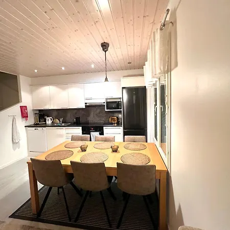 Kulta Villa, Keskellae Vuokattia Sisaeltyy Sauna, Ilmainen Pysaekoeinti, Wi-fi, 65smarttv, Oma Pieni Piha Alue, Sopii Perheille 別荘