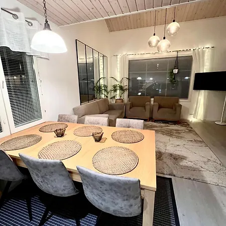 Hébergement de vacances Kulta Villa, Keskellae Vuokattia Sisaeltyy Sauna, Ilmainen Pysaekoeinti, Wi-fi, 65smarttv, Oma Pieni Piha Alue, Sopii Perheille Vuokatti