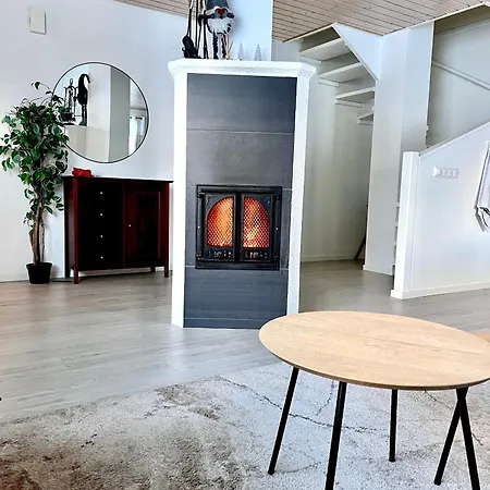 Kulta Villa, Keskellae Vuokattia Sisaeltyy Sauna, Ilmainen Pysaekoeinti, Wi-fi, 65smarttv, Oma Pieni Piha Alue, Sopii Perheille 펜션