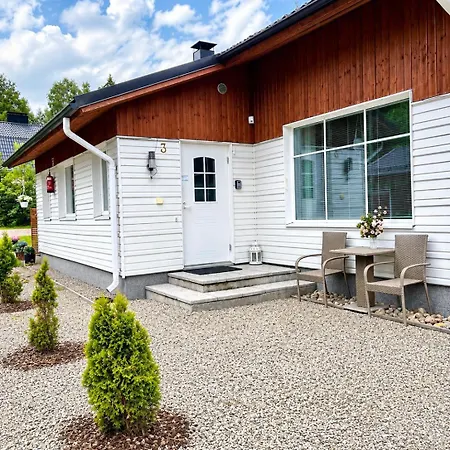 Casa vacanze Kulta Villa, Keskellae Vuokattia Sisaeltyy Sauna, Ilmainen Pysaekoeinti, Wi-fi, 65smarttv, Oma Pieni Piha Alue, Sopii Perheille *