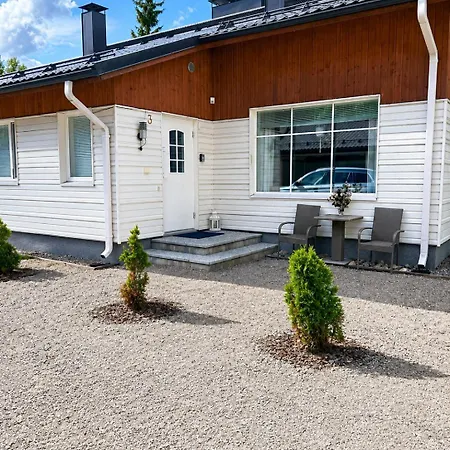 Casa vacanze Kulta Villa, Keskellae Vuokattia Sisaeltyy Sauna, Ilmainen Pysaekoeinti, Wi-fi, 65smarttv, Oma Pieni Piha Alue, Sopii Perheille Vuokatti